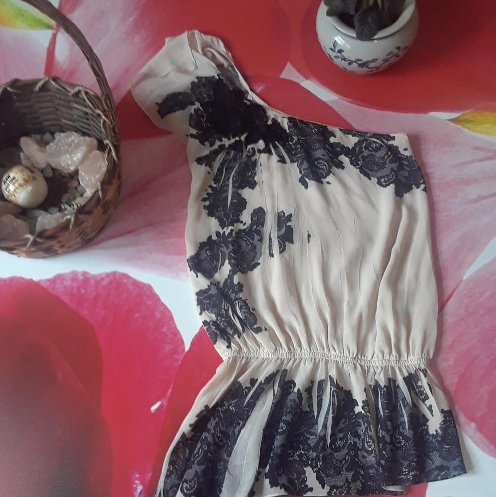 Very cute black lace top Guess Los Angelos